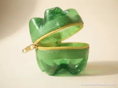Estuche con botellas de plastico