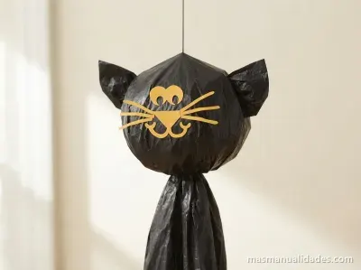 Gatos negros hechos con bolsas de basura para Halloween