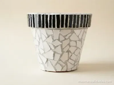 Maceta con mozaico de azulejos