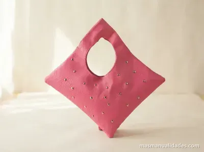 Realiza tu propia cartera de cuerina y tachas